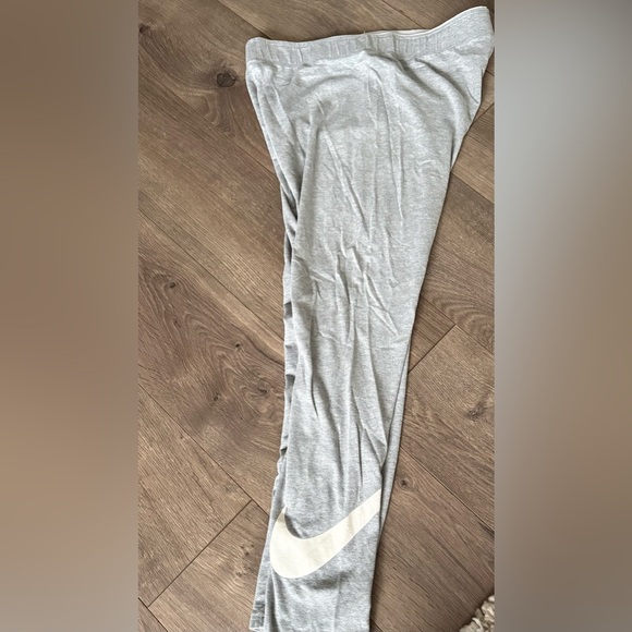 Nike Woman’s Gray Leggings - Picture 3 of 7